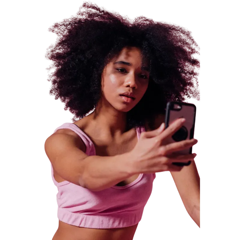 Creadora usando su teléfono